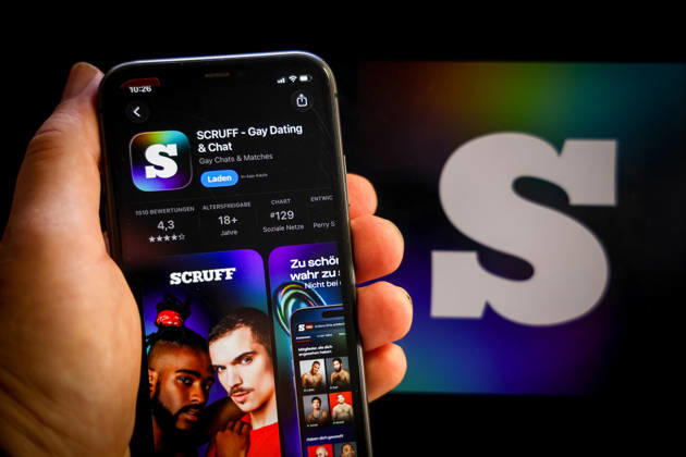 Apple App Store auf einem iPhone. Essenzielle Dating Apps. SCRUFF - Gay Dating & Chat. Das iPhone wird in der Hand gehalten.. 06.09.2026