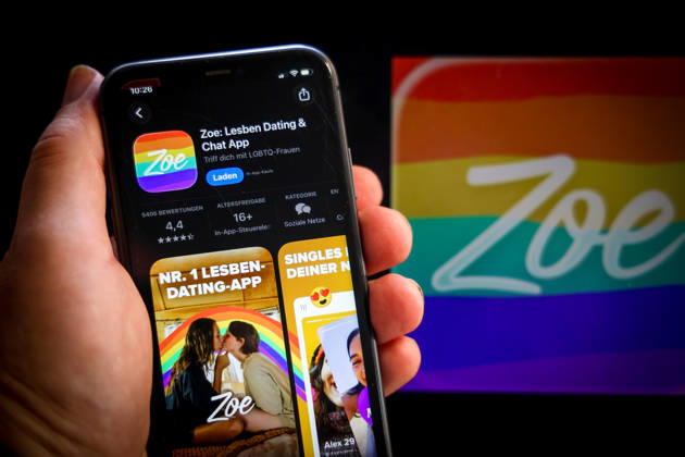 Apple App Store auf einem iPhone. Essenzielle Dating Apps. Zoe: Lesben Dating & chat App. Das iPhone wird in der Hand gehalten.. 06.09.2026