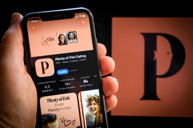 Apple App Store auf einem iPhone. Essenzielle Dating Apps. Plenty of Fish Dating, POF, Daten, chatten, Treffen. Das iPhone wird in der Hand gehalten.. 06.09.2026