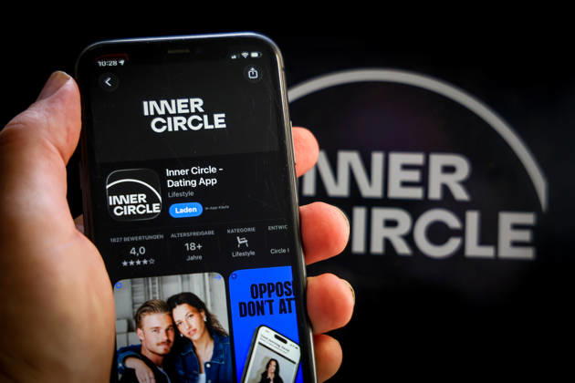 Apple App Store auf einem iPhone. Essenzielle Dating Apps. Inter Circle Dating app. Das iPhone wird in der Hand gehalten.. 06.09.2026
