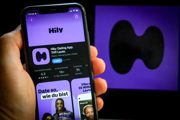 Apple App Store auf einem iPhone. Essenzielle Dating Apps. Hily, Dating App. Triff Freunde. Das iPhone wird in der Hand gehalten.. 06.09.2026