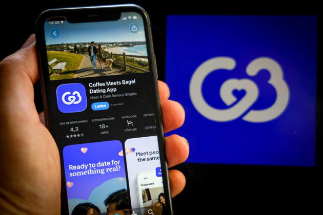 Apple App Store auf einem iPhone. Essenzielle Dating Apps. Coffee Meets Bagel Dating app. Das iPhone wird in der Hand gehalten.. 06.09.2026