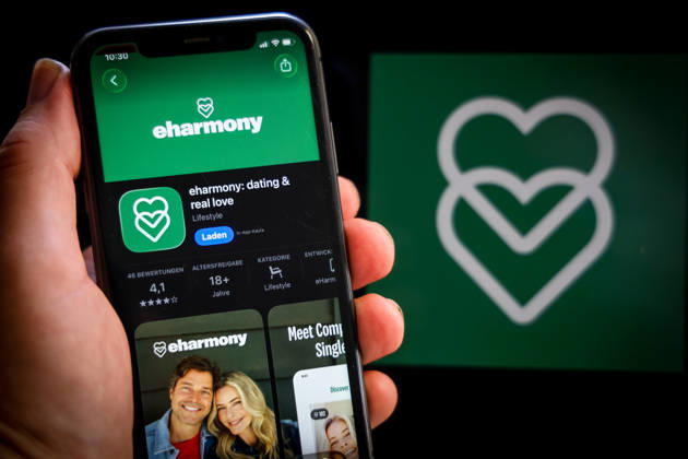 Apple App Store auf einem iPhone. Essenzielle Dating Apps. eharmony: dating & real love. Das iPhone wird in der Hand gehalten.. 06.09.2026