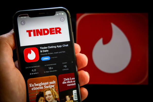 Apple App Store auf einem iPhone. Essenzielle Dating Apps. Winter Dating App. Chat & Date. Das iPhone wird in der Hand gehalten.. 06.09.2026