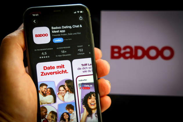 Apple App Store auf einem iPhone. Essenzielle Dating Apps. Badoo: Dating, Chat & Meet app. Das iPhone wird in der Hand gehalten.. 06.09.2026