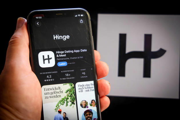 Apple App Store auf einem iPhone. Essenzielle Dating Apps. Hinge Dating App: Date & Meet. Das iPhone wird in der Hand gehalten. 06.09.2026