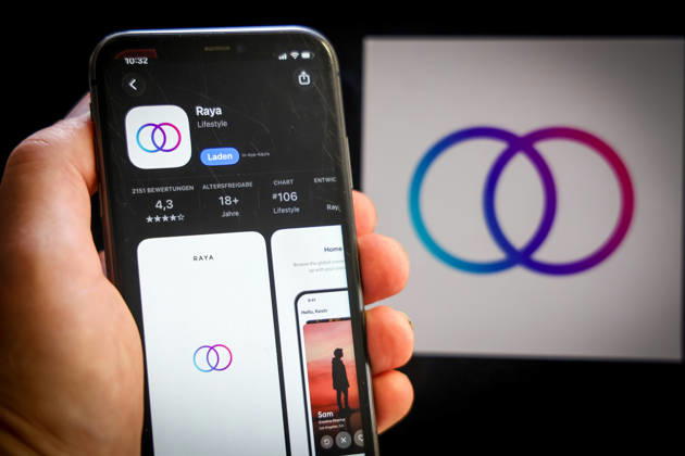 Apple App Store auf einem iPhone. Essenzielle Dating Apps. Raya, Lifestyle. Das iPhone wird in der Hand gehalten.. 06.09.2026