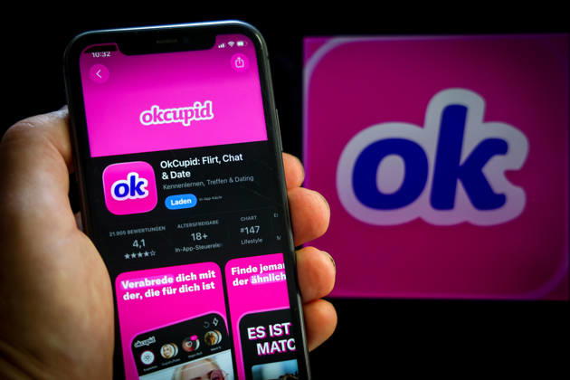 Apple App Store auf einem iPhone. Essenzielle Dating Apps. OkCupid: Flirt, Chat & Date. Das iPhone wird in der Hand gehalten.. 06.09.2026