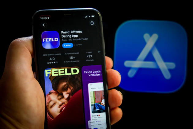 Apple App Store auf einem iPhone. Essenzielle Dating Apps. Feeld: Offenes Dating App. Das iPhone wird in der Hand gehalten.. 06.09.2026