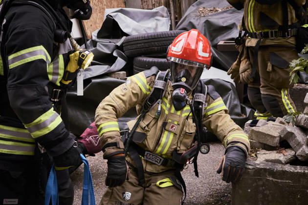 Einsatzkräfte der Feuerwehr während einer Rettungsübung in einem professionellen Trainingscenter, 30.08.2026 Calw Baden-Württemberg Deutschland