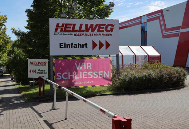 06.09.2026, Deutschland, NRW, Wirtschaft, Unternehmen, Insolvenz, Banner mit dem Aufdruck Wir schliessen diesen Markt und eine geschlossene Schranke vor einem Hellweg Baumarkt, der in Kürze dauerhaft schliesst, insolvent, Schliessung, Deutschland Copyright: xD.xKerlekin SnowfieldxPhotographyx SF060926HellwegD2