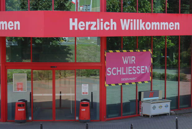 06.09.2026, Deutschland, NRW, Wirtschaft, Unternehmen, Insolvenz, Banner mit dem Aufdruck WIR SCHLIESSEN vor einem Hellweg Baumarkt, der in Kürze dauerhaft schliesst, insolvent, Schliessung, Deutschland Copyright: xD.xKerlekin SnowfieldxPhotographyx SF060926HellwegD3