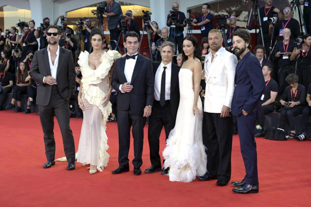 Manuel Garcia-Rulfo, Jorge Salinas, Debora Nascimento, Gael Garcia Bernal, Esmeralda Pimentel,Ricky Martin und Diego Luna beim Hombre al agua Photocall auf dem roten Teppich bei der Premiere des Kinofilms The Echo Chamber auf der Biennale di Venezia 2023 83. Internationale Filmfestspiele von Venedig im Palazzo del Cinema. Venedig, 06.09.2026