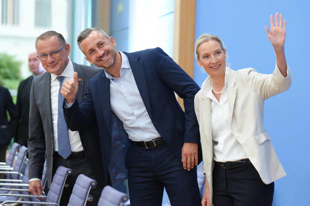Bundespressekonferenz,AfD zur Auswirkungen der Landtagswahl in Sachsen-Anhalt auf die Bundespolitik Gruppebild Tino Chrupalla (AfD) mit Ulrich Siegmund (AfD) und Alice Weidel (AfD), beide winken den Fotografen bei der Bundespressekonferenz im Nachgang der Lantagswahl 2026 in Sachsen-Anhalt und die Auswirkungen auf die Bundespolitik, Berlin, 07.09.2026 Berlin Berlin Deutschland