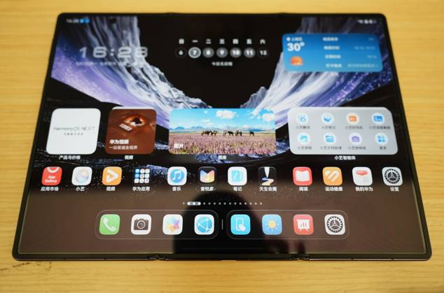 HUAWEI Mate XT 2 Smartphone A Huawei triple folding phone Mate XT 2 equipped with a high-performance chip Kirin 9050 Pro using logic folding technology (¦Ó law) at a Huawei store in Hangzhou, Zhejiang Province, China on September 7, 2026. Hangzhou Zhejiang China  Copyright: xCFOTOx i1788802474275