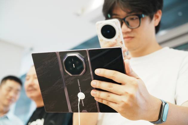 HUAWEI Mate XT 2 Smartphone A customer experiences a Huawei triple folding phone Mate XT 2 equipped with a high-performance chip Kirin 9050 Pro using logic folding technology (¦Ó law) at a Huawei store in Hangzhou, Zhejiang Province, China on September 7, 2026. Hangzhou Zhejiang China  Copyright: xCFOTOx i1788802475837
