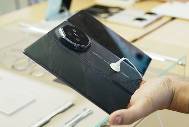 HUAWEI Mate XT 2 Smartphone A customer experiences a Huawei triple folding phone Mate XT 2 equipped with a high-performance chip Kirin 9050 Pro using logic folding technology (¦Ó law) at a Huawei store in Hangzhou, Zhejiang Province, China on September 7, 2026. Hangzhou Zhejiang China  Copyright: xCFOTOx i1788802476276