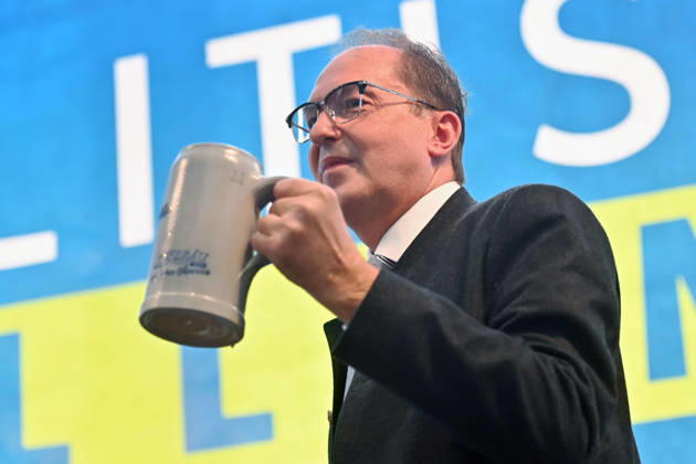 Bundesinnenminister Alexander DOBRINDT trinkt eine Mass Bier,Masskrug. Politischer Gillamoos am 07.09.2026 in Abensberg,