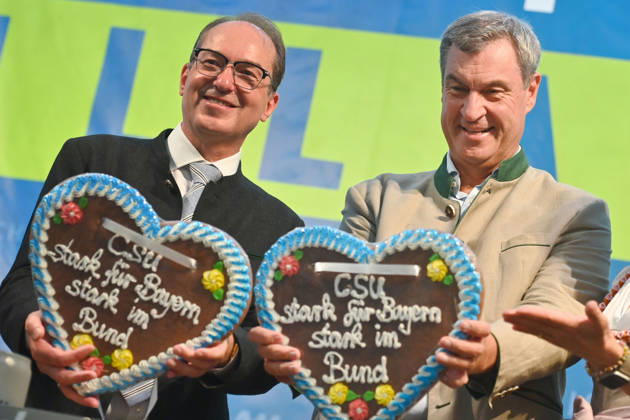 Markus SOEDER (Ministerpraesident Bayern und CSU Vorsitzender) und Bundesinnenminister Alexander DOBRINDT bekommen zum Abschluss je ein grosses Lebkuchenherz. Politischer Gillamoos am 07.09.2026 in Abensberg,