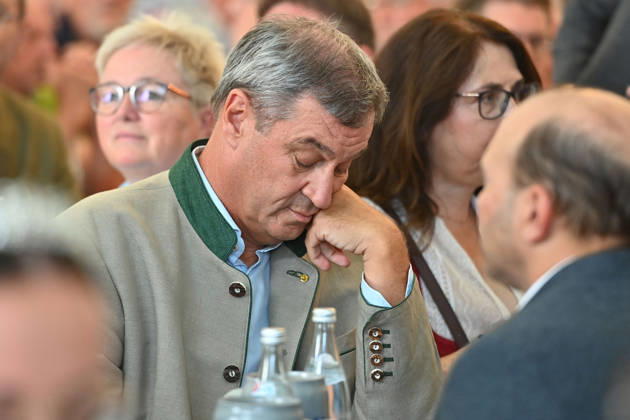 Markus SOEDER (Ministerpraesident Bayern und CSU Vorsitzender) am Biertisch,skeptisch,nachdenklich. Politischer Gillamoos am 07.09.2026 in Abensberg,