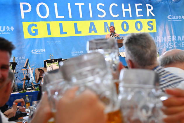 Rede Markus SOEDER (Ministerpraesident Bayern und CSU Vorsitzender) hinter Biertrinker. Politischer Gillamoos am 07.09.2026 in Abensberg,