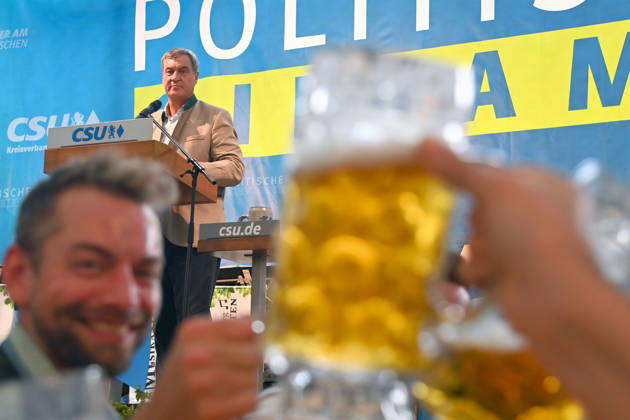 Rede Markus SOEDER (Ministerpraesident Bayern und CSU Vorsitzender) hinter Biertrinker. Politischer Gillamoos am 07.09.2026 in Abensberg,