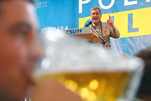 Rede Markus SOEDER (Ministerpraesident Bayern und CSU Vorsitzender) hinter Biertrinker. Politischer Gillamoos am 07.09.2026 in Abensberg,