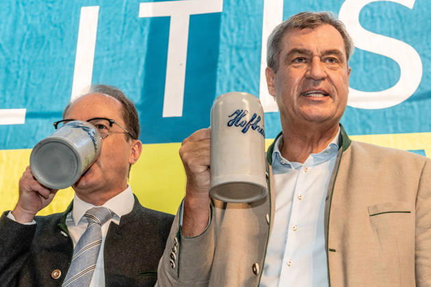 Markus Söder, Bayerischer Ministerpräsident, CSU, Alexander Dobrindt, Bundesinnenminister, beim traditionellen Politischen Frühschoppen auf dem Volksfest Gillamoos, Abensberg, 07.09.2026 Deutschland, Abensberg, 7. September 2026, Markus Söder, Ministerpräsident Bayern, CSU, mit Alexander Dobrindt, Bundesinnenminister, prosten mit einer Maß Bier der Menge zu, beim traditionellen Politischen Frühschoppen auf dem Volksfest Gillamoos, Hofbräuzelt, Gillamoos Montag, Politik, Bayern,