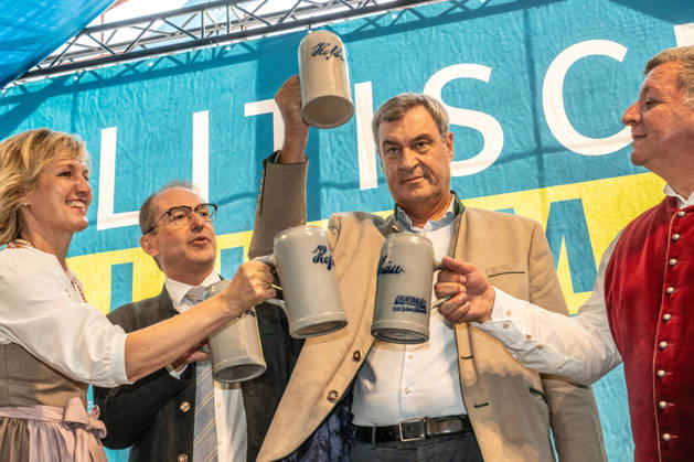 Markus Söder, Bayerischer Ministerpräsident, CSU, Alexander Dobrindt, Bundesinnenminister, prosten mit Maß Bier dem Publikum zu, beim traditionellen Politischen Frühschoppen auf dem Volksfest Gillamoos, Abensberg, 07.09.2026 Deutschland, Abensberg, 7. September 2026, Markus Söder, Ministerpräsident Bayern, CSU, mit Alexander Dobrindt, Bundesinnenminister, prosten mit einer Maß Bier der Menge zu, links: Petra Högl, MdL, CSU, rechts: Christian Bernreiter, bayerischer Minister, beim traditionellen Politischen Frühschoppen auf dem Volksfest Gillamoos, Hofbräuzelt, Gillamoos Montag, Politik, Bayern,