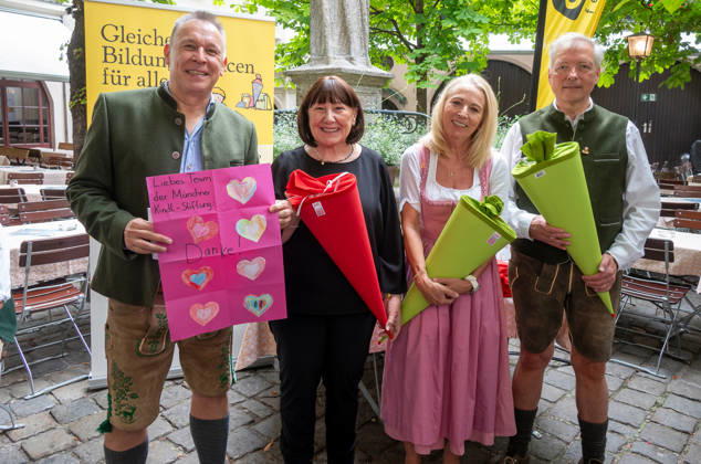 Muenchen, Pressekonferenz im Garten des Muenchner Hofbraeuhauses zur Aktion Bunte Muenchner Kindl. v. l. Tobias Rantzinger, Petra Reiter, Barbara und Wolfgang Sperger, Wirte vom Hofbraeuhaus