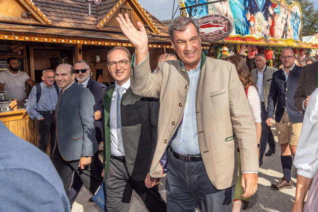 Markus Söder, Bayerischer Ministerpräsident, CSU, Alexander Dobrindt, Bundesinnenminister, beim traditionellen Politischen Frühschoppen auf dem Volksfest Gillamoos, Abensberg, 07.09.2026 Deutschland, Abensberg, 7. September 2026, Markus Söder, Ministerpräsident Bayern, CSU, mit Alexander Dobrindt, Bundesinnenminister, winken bei der Ankunft den Volksfestbesuchern zu, eim traditionellen Politischen Frühschoppen auf dem Volksfest Gillamoos, Hofbräuzelt, Gillamoos Montag, Politik, Bayern,