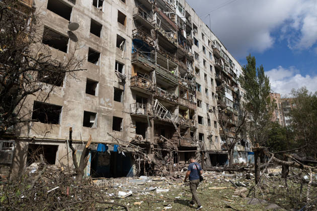 Aftermath of Russian airstrike in Kramatorsk KRAMATORSK, UKRAINE - SEPTEMBER 7: A resident walks past a damaged residential building following a Russian airstrike in Kramatorsk, Ukraine, on September 7, 2026. Francisco Richart Anadolu Kramatorsk Ukraine. Editorial use only. Please get in touch for any other usage.  Copyright: x2026xAnadoluxFranciscoxRichartx