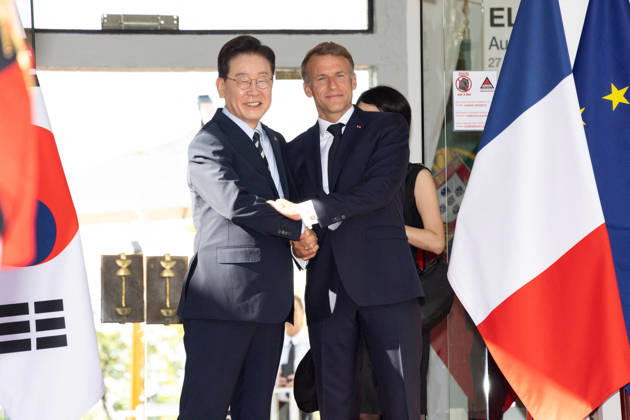 Lumiere Summit - Paris French President Emmanuel Macron welcomes South Korea s President Lee Jae Myung at the Lumière Summit meeting on the future of cinema and the moving-image industry at the Maeght Foundation in Saint-Paul-de-Vence, southeastern France, on September 7, 2026. Photo by Syspeo Pool ABACAPRESS.COM Saint-Paul De Vence France  Copyright: xSyspeo Pool ABACAx