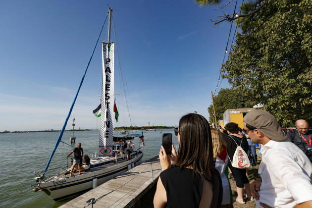 September 7, 2026, Venice, ITALY: Activists arriving on a Global Sumud Flotilla boat at the dock of the lido di Venezia flying the Palestinian flag, whilst the 83rd annual Venice International Film Festival is taking place in Venice, Italy, 07 September 2026. ANSA FABIO FRUSTACI. Venice ITALY  - ZUMAa110 20260907_zaf_a110_055 Copyright: xFabioxFrustacix