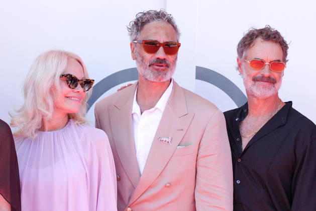 Pamela Anderson, Taika Waititi, and Murray Bartlett attending the presentation of the Golden Lion for Lifetime Achievement Award to Ellen Burstyn during the 83rd Venice International Film Festival at the Sala Grande on September 7, 2026, in Venice, Italy. Lucia Sabatelli, Venice, Italy Copyright: xLuciaxSabatellix xBestimagexLuciaxSabatellix xBestimagex