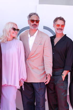 Pamela Anderson, Taika Waititi, and Murray Bartlett attending the presentation of the Golden Lion for Lifetime Achievement Award to Ellen Burstyn during the 83rd Venice International Film Festival at the Sala Grande on September 7, 2026, in Venice, Italy. Lucia Sabatelli, Venice, Italy Copyright: xLuciaxSabatellix xBestimagexLuciaxSabatellix xBestimagex