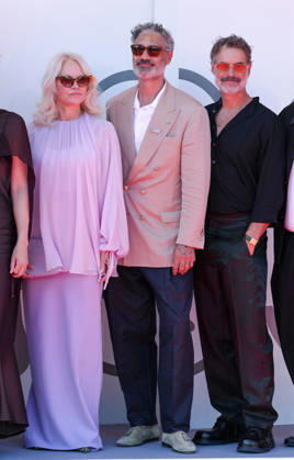 Pamela Anderson, Taika Waititi, and Murray Bartlett attending the presentation of the Golden Lion for Lifetime Achievement Award to Ellen Burstyn during the 83rd Venice International Film Festival at the Sala Grande on September 7, 2026, in Venice, Italy. Lucia Sabatelli, Venice, Italy Copyright: xLuciaxSabatellix xBestimagexLuciaxSabatellix xBestimagex