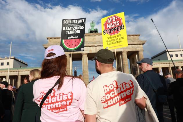 Unterstuetzer der Partei Die Linke halten Plakate mit Aufschriften gegen die AfD zu Beginn einer Kundgebung mit dem Motto Zeit zum Handeln, AfD stoppen vor dem Brandenburger Tor, Platz des 18. Maerz, in Berlin (Foto vom 07.09.2026). Aufgerufen hatte die Kampagnen-Organisation Campact und Fridays for Future anlaesslich des Wahlsiegs der AfD bei der gestrigen Landtagswahl in Sachsen-Anhalt. Die Teilnehmenden wollen ein Zeichen gegen Rechtsextremismus und fuer eine starke demokratische Zivilgesellschaft setzen. (Siehe epd-Meldung vom 07.09.2026) EDITORIAL USE ONLY