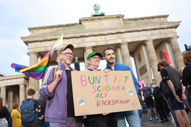 Teilnehmende halten ein Pappschild mit der Aufschrift Bunt ist schoener als kackbraun zu Beginn einer Kundgebung mit dem Motto Zeit zum Handeln, AfD stoppen vor dem Brandenburger Tor, Platz des 18. Maerz, in Berlin (Foto vom 07.09.2026). Aufgerufen hatte die Kampagnen-Organisation Campact und Fridays for Future anlaesslich des Wahlsiegs der AfD bei der gestrigen Landtagswahl in Sachsen-Anhalt. Die Teilnehmenden wollen ein Zeichen gegen Rechtsextremismus und fuer eine starke demokratische Zivilgesellschaft setzen. (Siehe epd-Meldung vom 07.09.2026) EDITORIAL USE ONLY