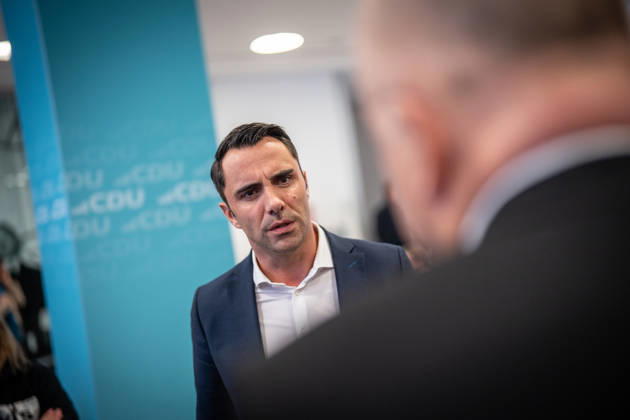Daniel Peters, CDU-Spitzenkandidat für die bevorstehende Landtagswahl in Mecklenburg-Vorpommern im Gespräch mit anwesenden Journalisten vor Beginn der Pressekonferenz;CDU, Pressekonferenz am Tag nach der Landtagswahl 2026 in Sachsen-Anhalt im Konrad-Adenauer-Haus, Berlin Berlin Deutschland Konrad-Adenauer-Haus