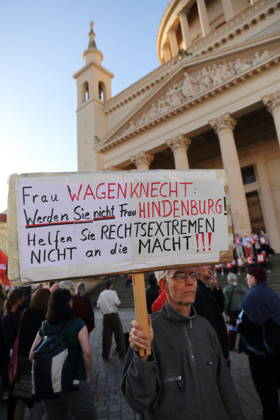 Ein Demonstrant mit Schild Frau Wagenknecht: Werden Sie nicht Frau Hindenburg! Helfen Sie Rechtsextremen nicht an die Macht! während einer Kundgebung gegen die Partei Alternative für Deutschland AfD nach deren Wahlsieg bei der Landtagswahl in Sachsen-Anhalt, Alter Markt, Potsdam, 7. September 2026. Kundgebung gegen AfD in Potsdam