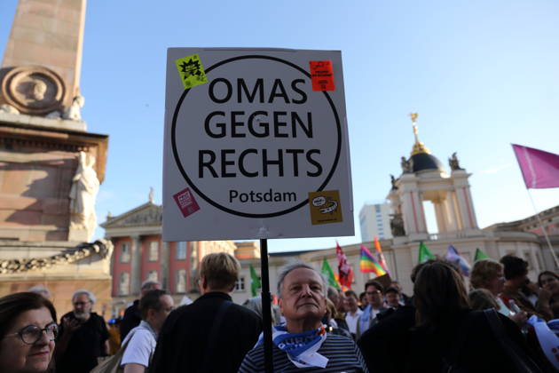 Ein Demonstrant mit Schild Omas Gegen Rechts Potsdam während einer Kundgebung gegen die Partei Alternative für Deutschland AfD nach deren Wahlsieg bei der Landtagswahl in Sachsen-Anhalt, Alter Markt, Potsdam, 7. September 2026. Kundgebung gegen AfD in Potsdam