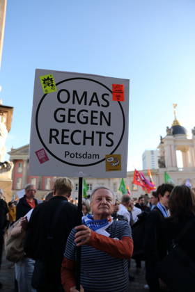 Ein Demonstrant mit Schild Omas Gegen Rechts Potsdam während einer Kundgebung gegen die Partei Alternative für Deutschland AfD nach deren Wahlsieg bei der Landtagswahl in Sachsen-Anhalt, Alter Markt, Potsdam, 7. September 2026. Kundgebung gegen AfD in Potsdam