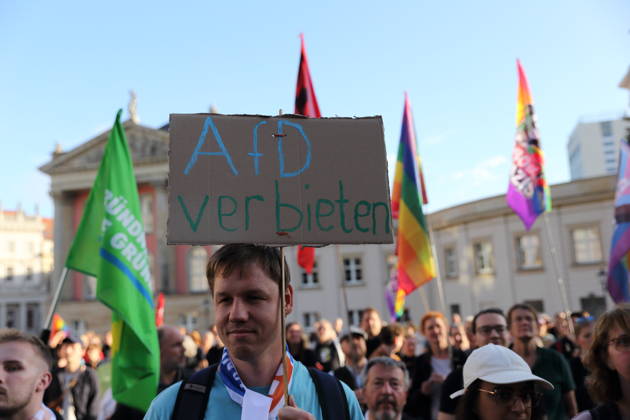 Ein Demonstrant mit Schild AfD verbieten während einer Kundgebung gegen die Partei Alternative für Deutschland AfD nach deren Wahlsieg bei der Landtagswahl in Sachsen-Anhalt, Alter Markt, Potsdam, 7. September 2026. Kundgebung gegen AfD in Potsdam