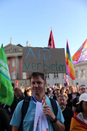 Ein Demonstrant mit Schild AfD verbieten während einer Kundgebung gegen die Partei Alternative für Deutschland AfD nach deren Wahlsieg bei der Landtagswahl in Sachsen-Anhalt, Alter Markt, Potsdam, 7. September 2026. Kundgebung gegen AfD in Potsdam