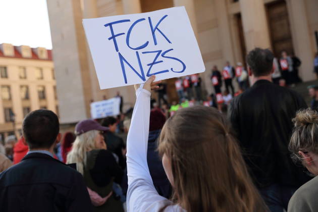 Eine Demonstrantin mit Schild FCK NZS während einer Kundgebung gegen die Partei Alternative für Deutschland AfD nach deren Wahlsieg bei der Landtagswahl in Sachsen-Anhalt, Alter Markt, Potsdam, 7. September 2026. Kundgebung gegen AfD in Potsdam