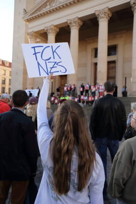 Eine Demonstrantin mit Schild FCK NZS während einer Kundgebung gegen die Partei Alternative für Deutschland AfD nach deren Wahlsieg bei der Landtagswahl in Sachsen-Anhalt, Alter Markt, Potsdam, 7. September 2026. Kundgebung gegen AfD in Potsdam