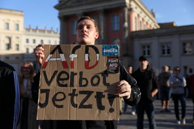 Ein Demonstrant mit Schild AfD Verbot Jetzt während einer Kundgebung gegen die Partei Alternative für Deutschland AfD nach deren Wahlsieg bei der Landtagswahl in Sachsen-Anhalt, Alter Markt, Potsdam, 7. September 2026. Kundgebung gegen AfD in Potsdam