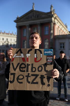 Ein Demonstrant mit Schild AfD Verbot Jetzt während einer Kundgebung gegen die Partei Alternative für Deutschland AfD nach deren Wahlsieg bei der Landtagswahl in Sachsen-Anhalt, Alter Markt, Potsdam, 7. September 2026. Kundgebung gegen AfD in Potsdam