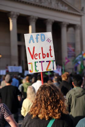 Eine Demonstrantin mit Schild AfD Verbot Jetzt während einer Kundgebung gegen die Partei Alternative für Deutschland AfD nach deren Wahlsieg bei der Landtagswahl in Sachsen-Anhalt, Alter Markt, Potsdam, 7. September 2026. Kundgebung gegen AfD in Potsdam